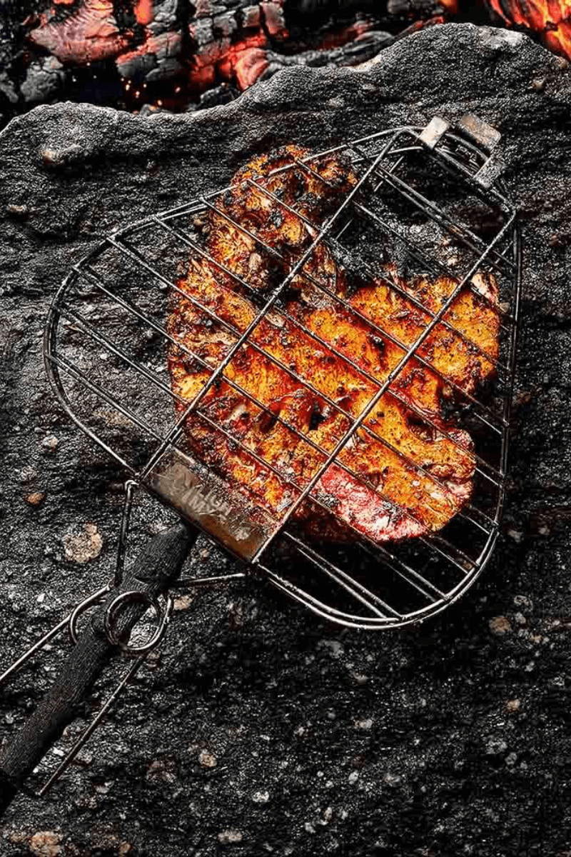 Opas Feuergrill Grillaufsatz von Light my Fire mit Grillfleisch