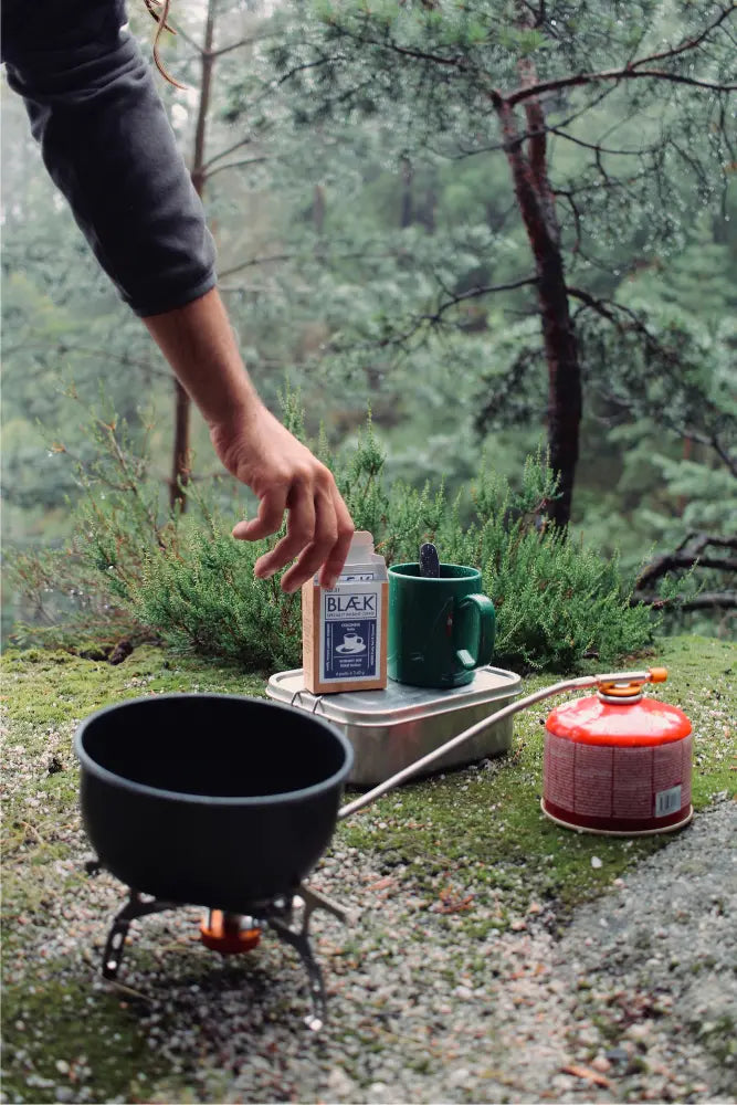 Blaek Instant Kaffee No.1 Blonde Roast Box bei einer Outdoor-Kaffeepause
