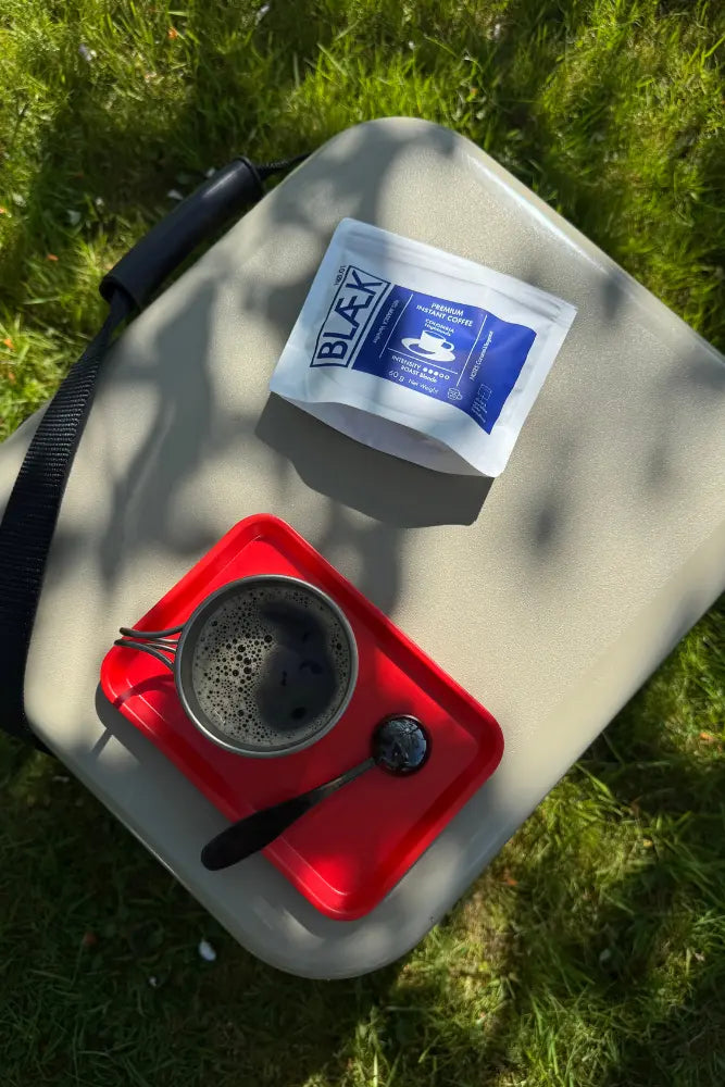 Blaek Instant Kaffee No.1 Blonde Roast Box beim Wandern in der Natur