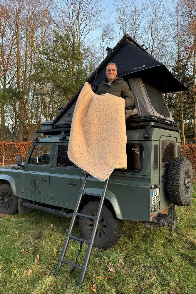Kuscheliges Dachzeltfell beim Camping – sorgt für warme und gemütliche Nächte im Dachzelt.