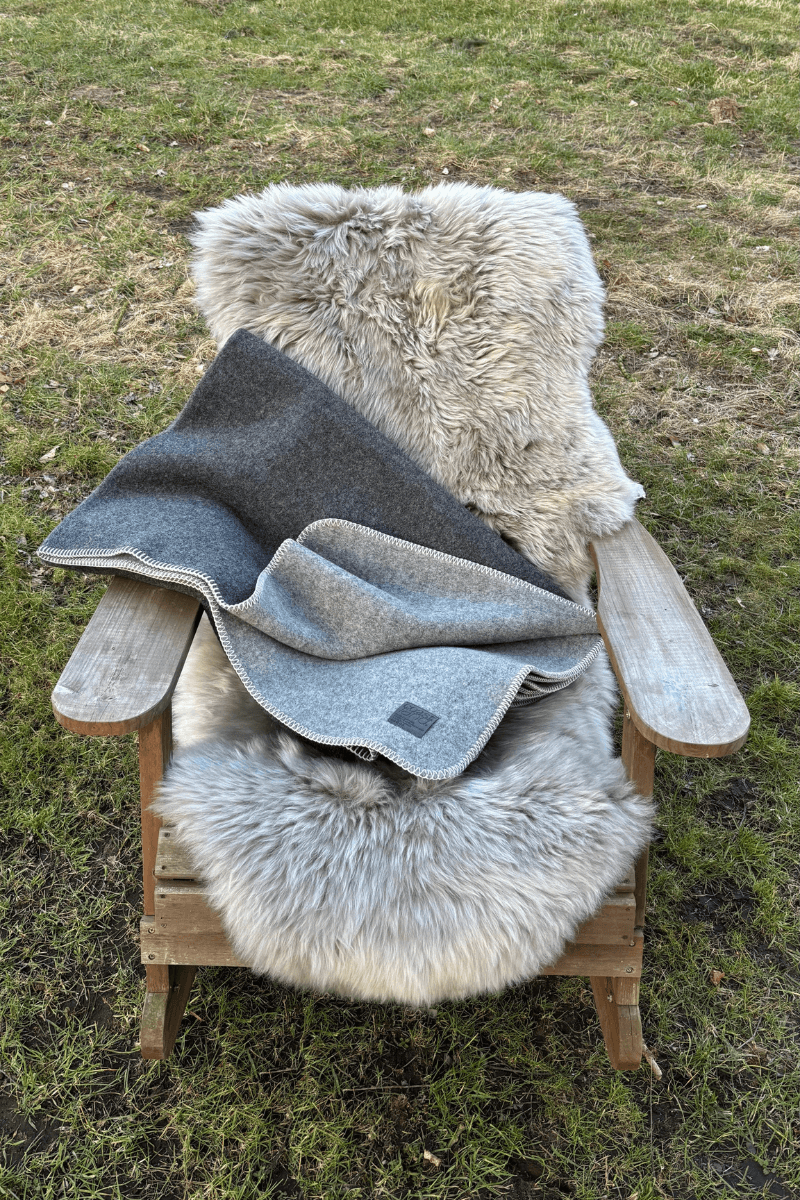 Wärmebundle Merinowolldecke und Schaffell in platingrau L