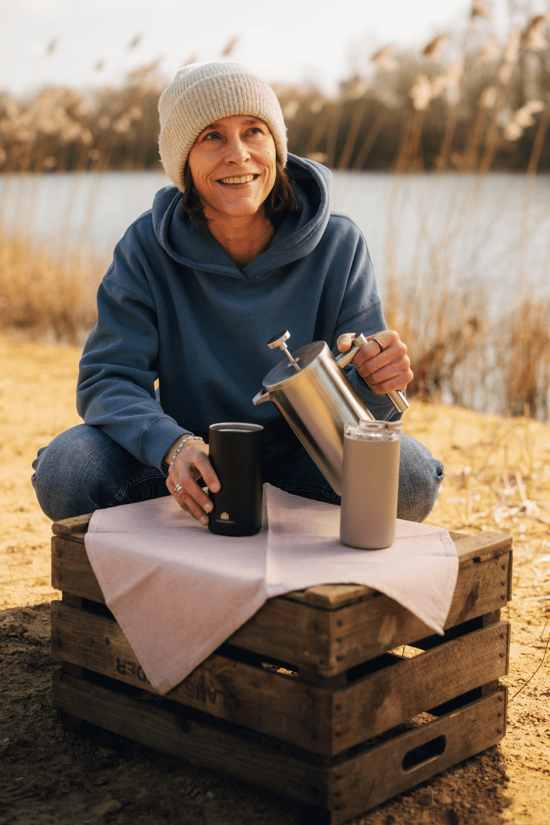 Thermobecher aus recyceltem Edelstahl von Gronenberg in schwarz und Sand mit French Press