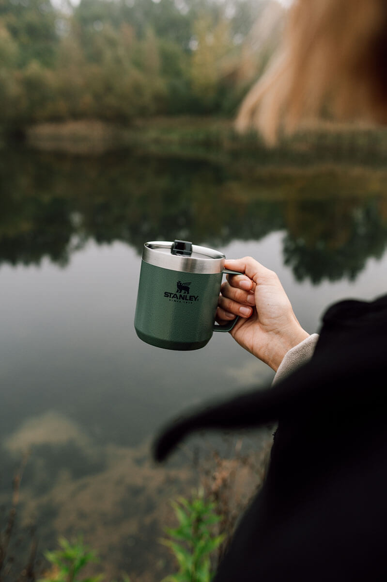 Classic Mug Isolierbecher von Stanley Outdoor Küche und Vanlife