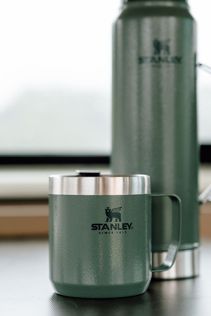 Outdoor Küche und Vanlife Classic Mug Isolierbecher von Stanley
