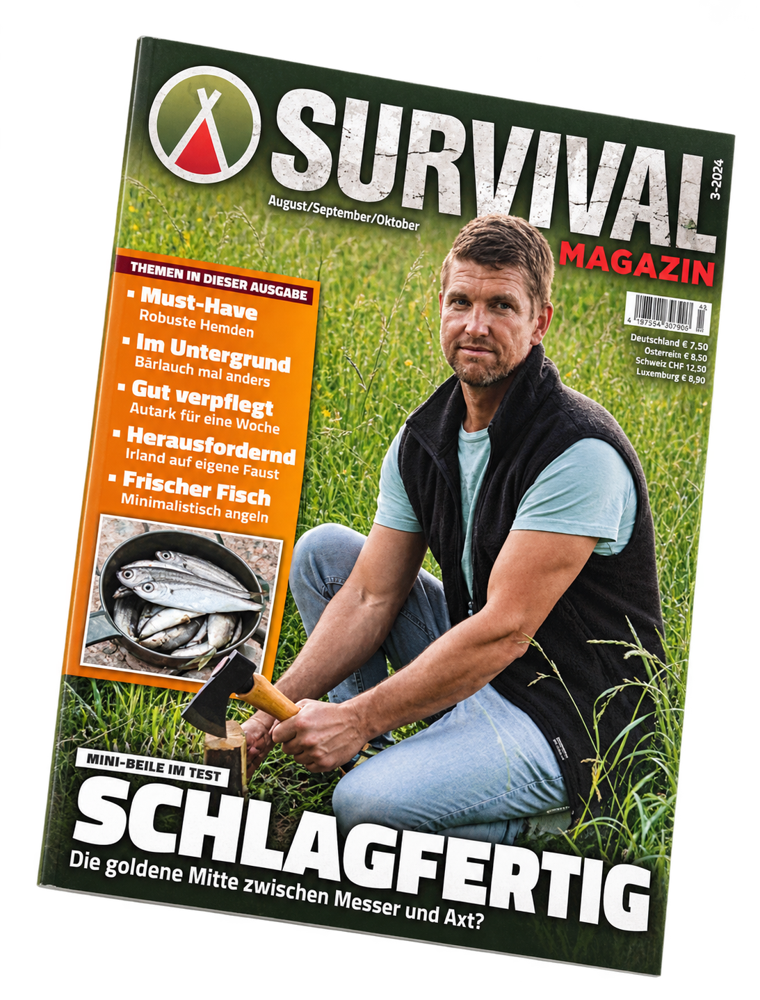 Survival Magazin 3/2024 „Schlagfertig“, Titelbild mit einem Mann mit Mini-Beil auf einer Wiese