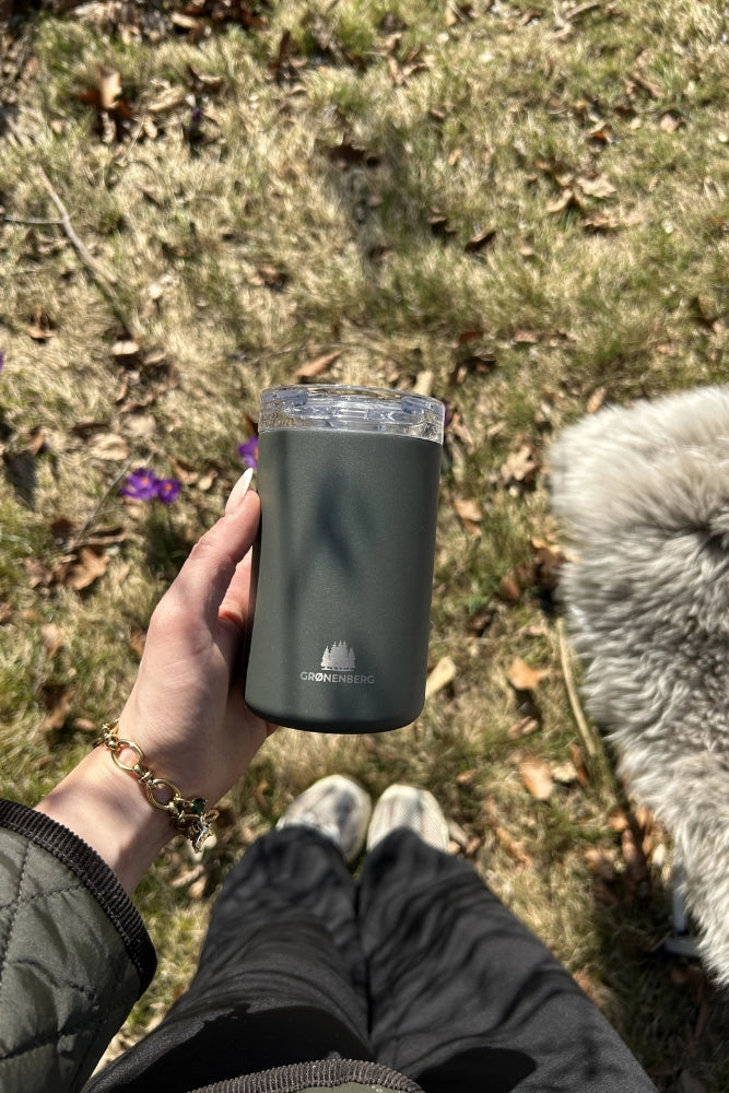 Thermobecher aus recyceltem Edelstahl (320 ml) beim Camping – nachhaltiger Becher für Kaffee im Frühling
