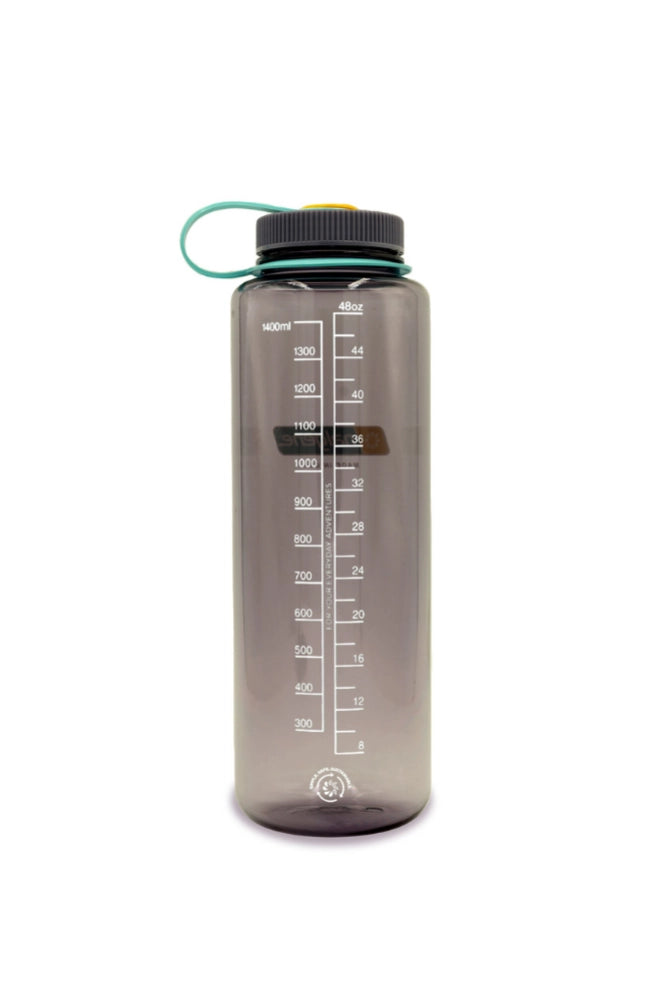 Graue Nalgene Trinkflasche 1,5 Liter mit Weithals für Reisen, Outdoor und Camping