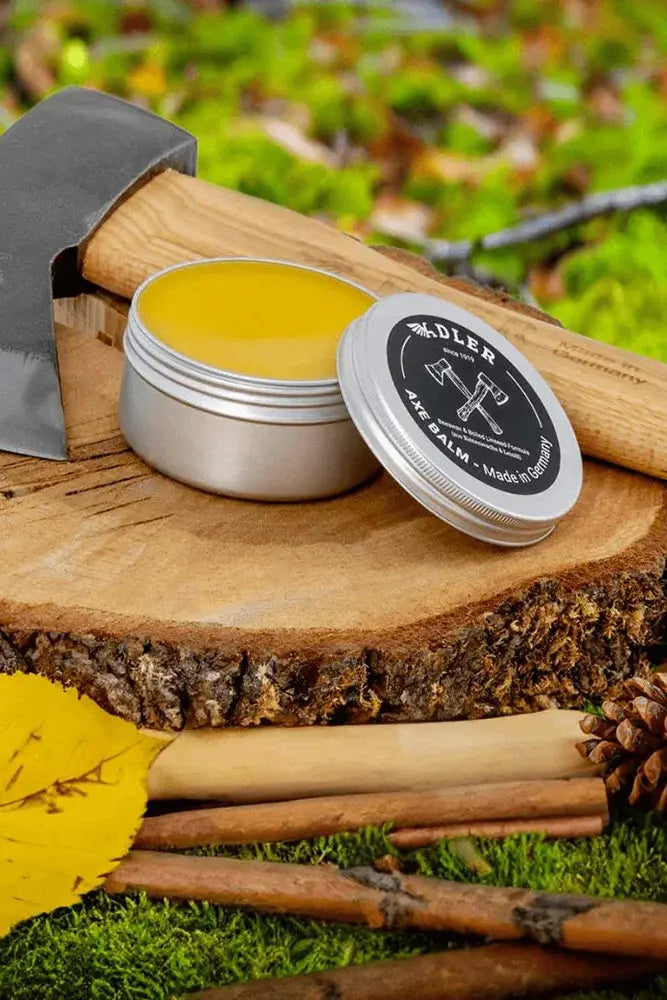 Adler Axt Balsam bei der Pflegeanwendung auf Holzgriff fuer Schutz und Pflege