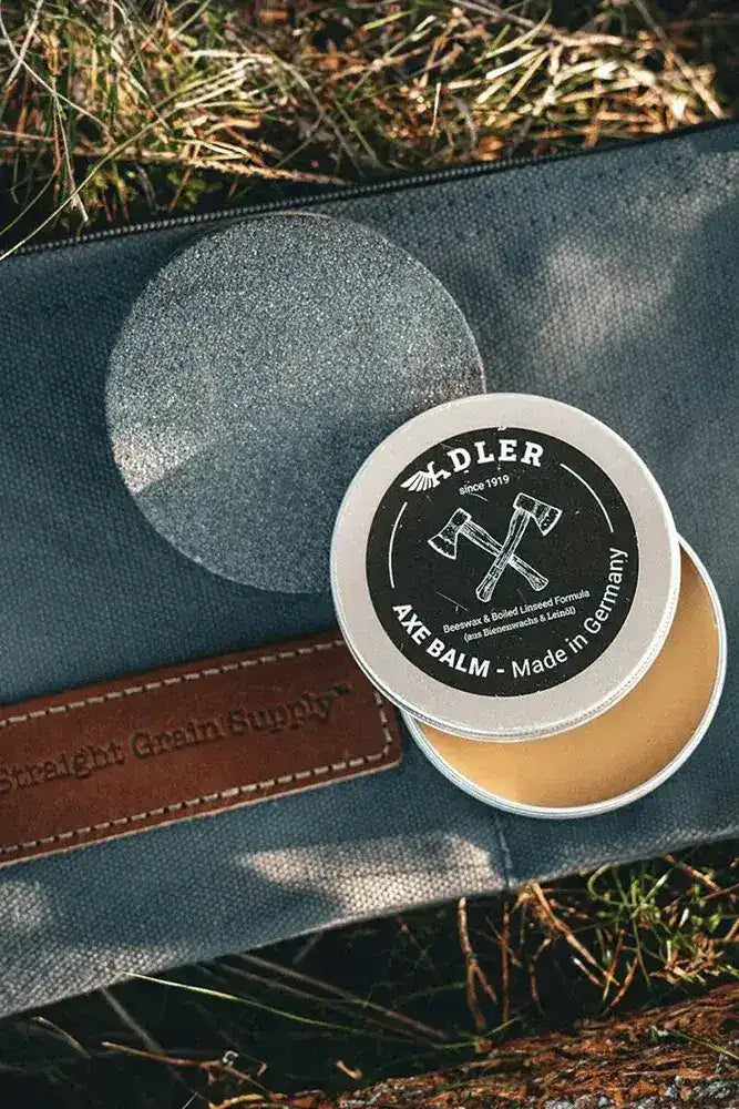 Adler Axt Pflege Set Balsam im Detail als Nahaufnahme fuer Holz und Werkzeugpflege