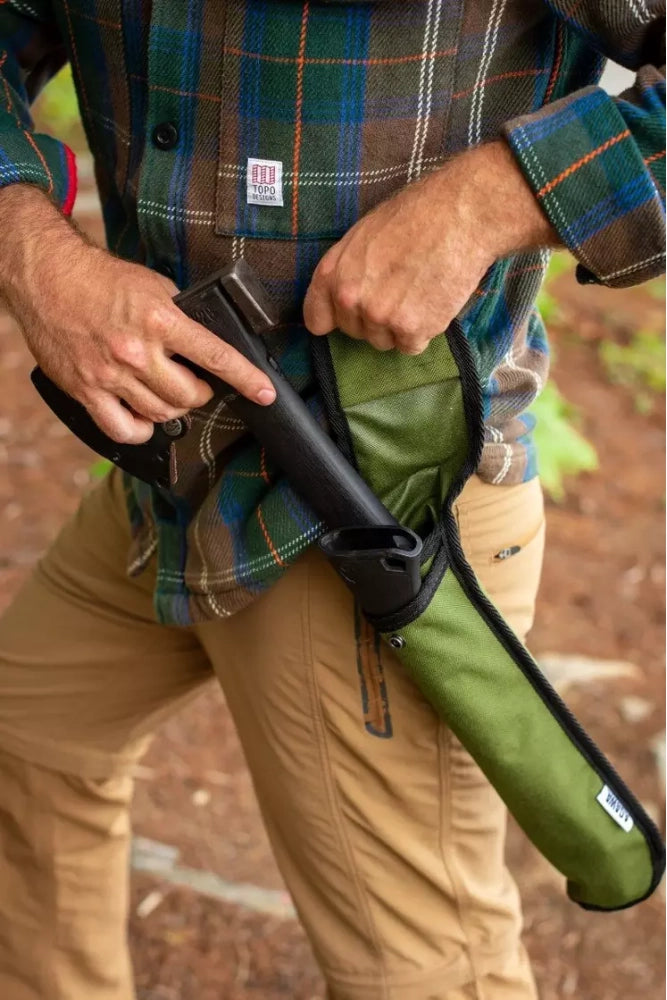 AGAWA ADK26 Bushcraft-Axt beim Holzspalten im Camping-Einsatz