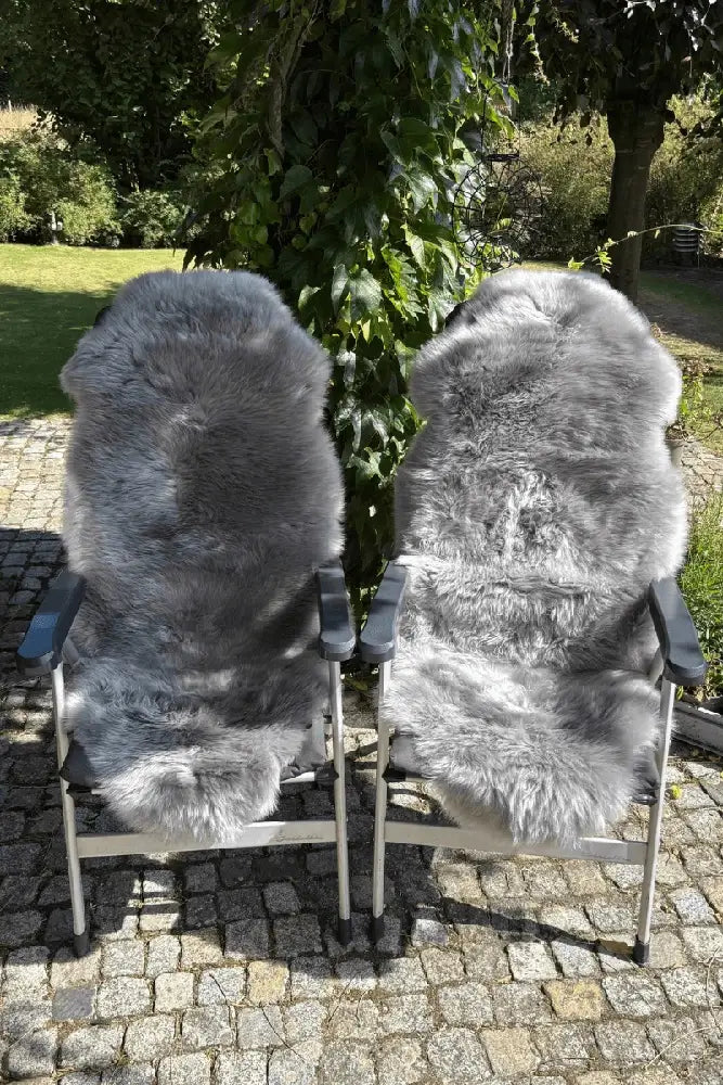 Angebot: Zwei Merino-Felle L in Silbergrau von Fritz & Frei – naturbelassene Schaffelle im Doppel-Set