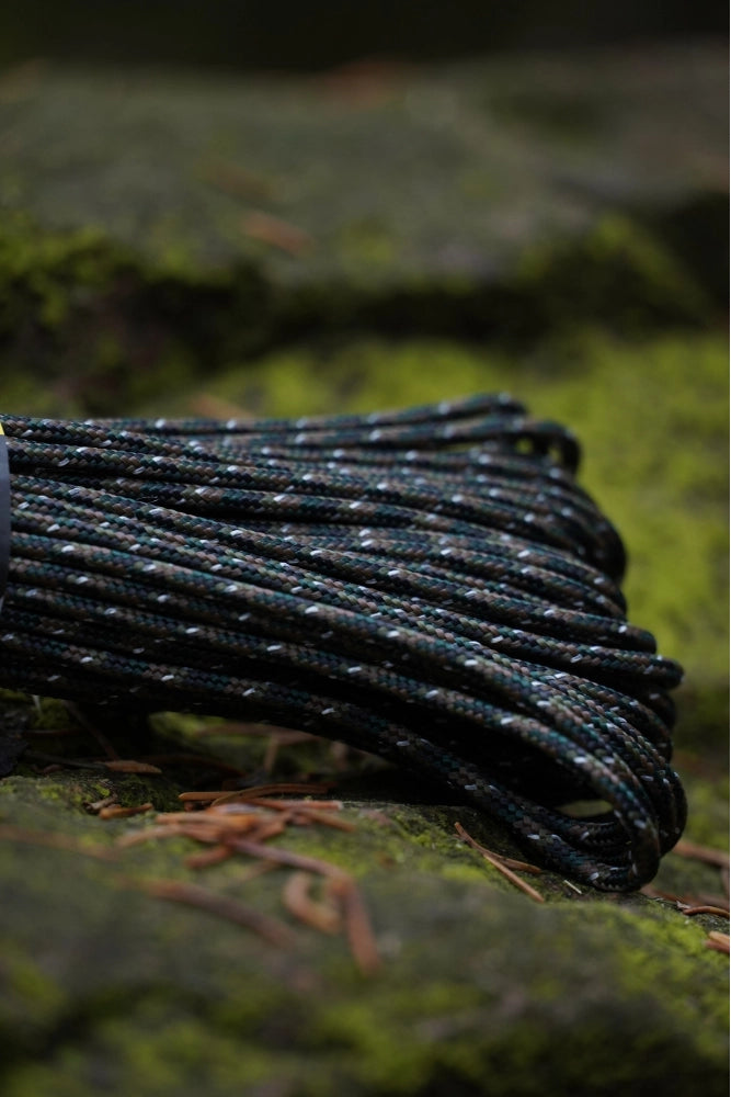 Detailansicht des Atwood 275 Tactical Paracord Reflective in Woodland – eng geflochtenes und reflektierendes Outdoor-Seil.