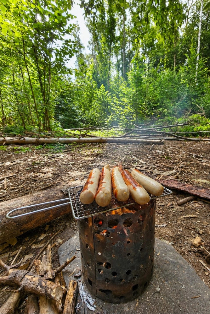 Bergzeux X-Fire 19 Grillrost beim Grillen über dem Lagerfeuer