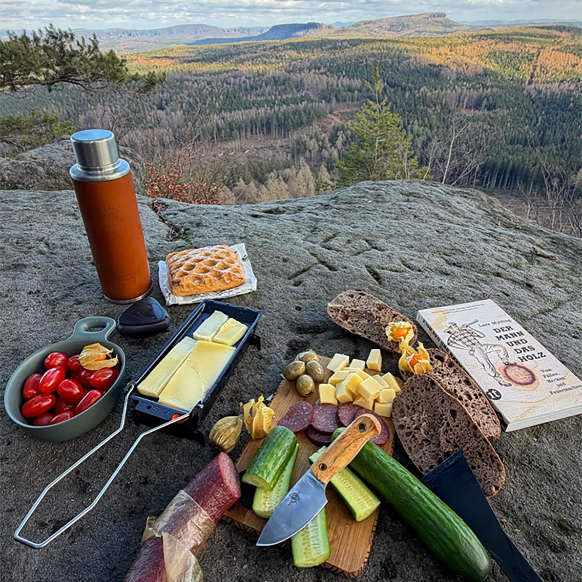 Brotzeit am Lagerfeuer mit Helags Thermokanne, Mandra Messer und Kasa Holzbecher auf Holz