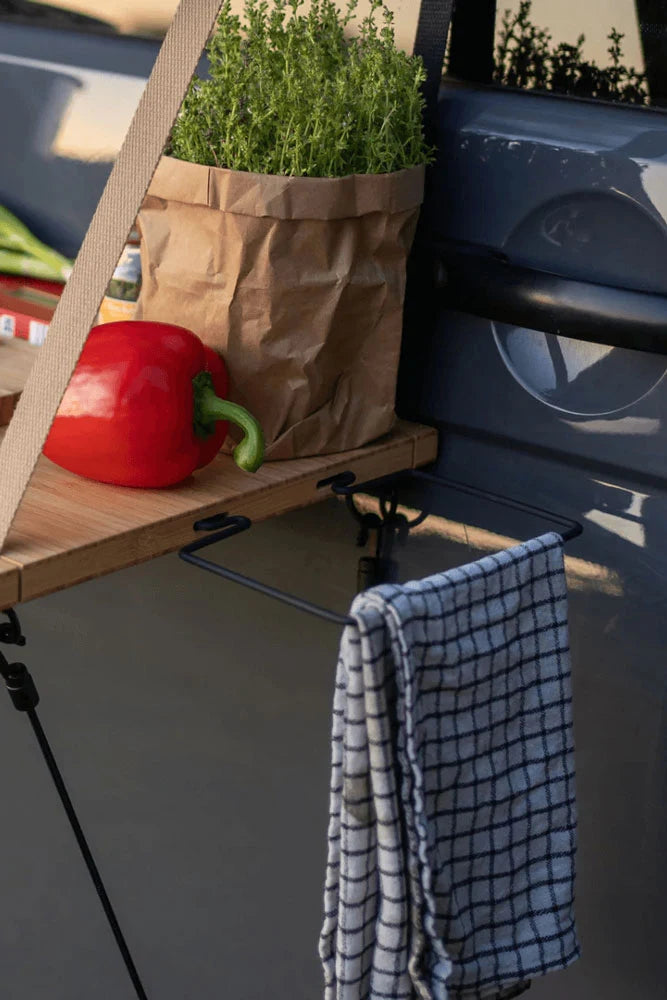 Campo Libre Boxhalterung Wilma für Hängtisch Fred – montiert im Outdoor-Einsatz
