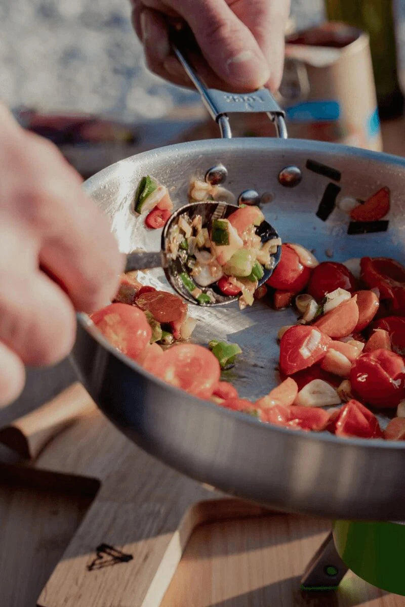 Campo Libre Camping Kochset Enzo 6-teilig beim Kochen am Lagerfeuer – robustes Edelstahl-Kochset mit Topf, Pfanne, Kessel, Sieb und Deckel für Bushcraft, Outdoor und Campingküche
