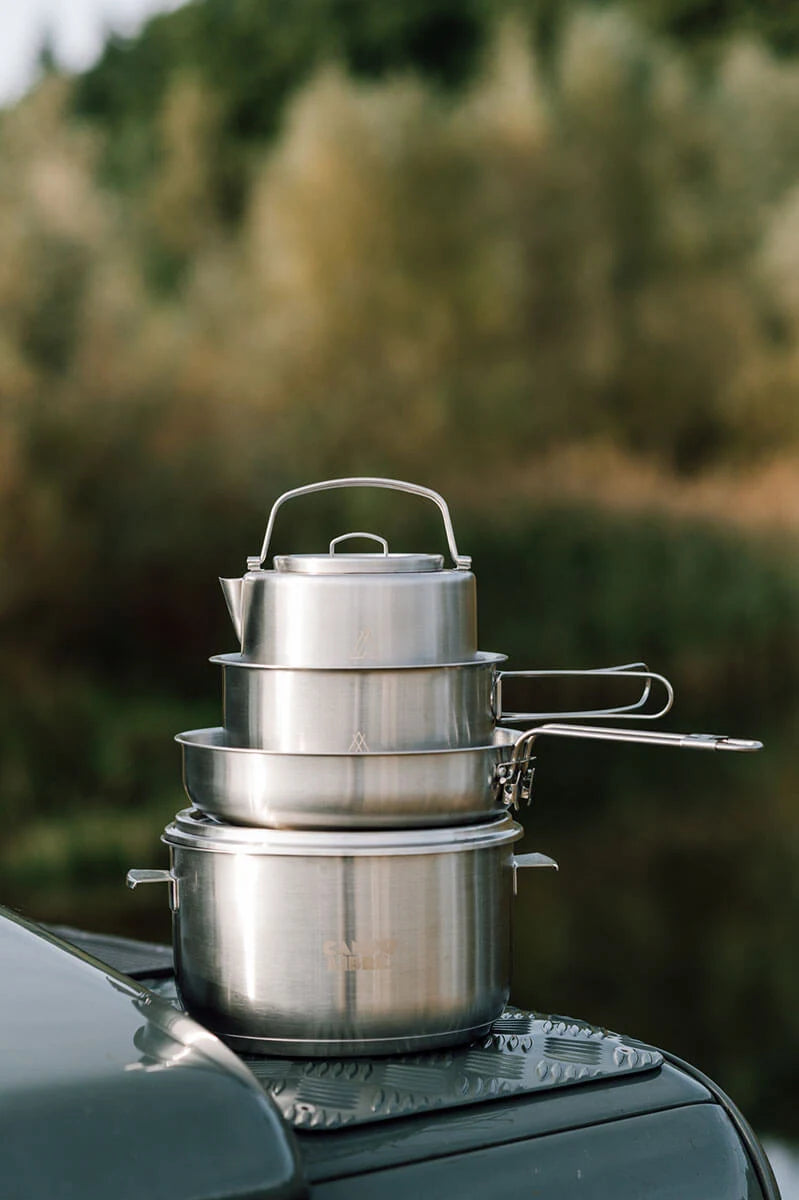 Campo Libre Camping Kochset Enzo 6-teilig im Vanlife Einsatz – Edelstahl-Töpfe, Pfanne, Kessel und Sieb für mobile Outdoor-Küche beim Camping und Reisen im Campervan