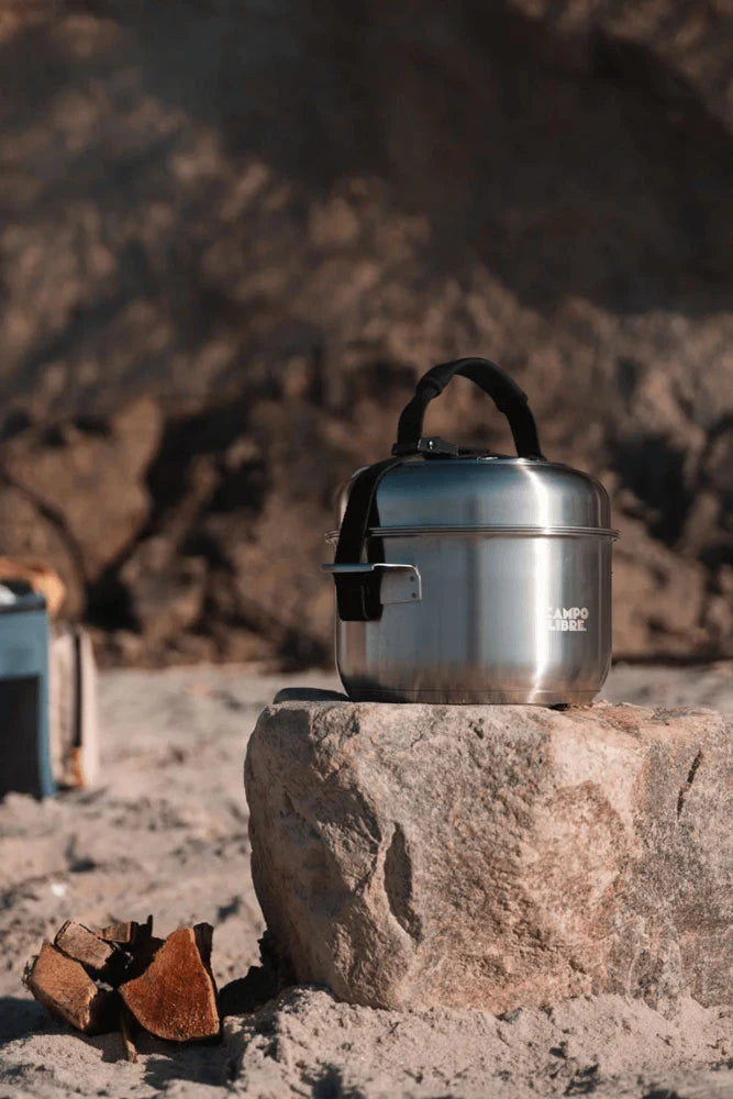 Campo Libre Camping Kochset Enzo 6-teilig im Waldlager – Bushcraft Einsatz mit Edelstahl-Töpfen, Pfanne, Kessel und Sieb für Outdoor-Küche, Vanlife und Abenteuer in der Natur