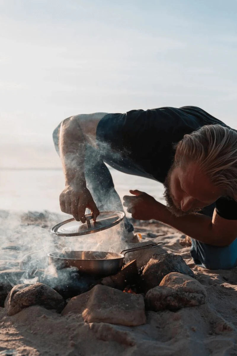 Campo Libre Enzo XL Kochset – Einsatz am Lagerfeuer mit Topf, Pfanne und Deckel zum Outdoor-Kochen beim Camping und Vanlife