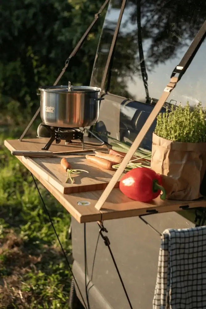 Campo Libre Hängetisch Fred Bundle im Einsatz an VW Bus Tür – praktischer Campingtisch für Vanlife, Outdoor-Küche und mobiles Reisen, platzsparend und einfach zu montieren