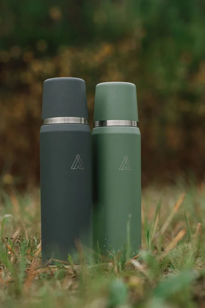 Campo Libre Jaco 1L Thermosflasche mit Kaffee bei einer Pause im Wald beim Camping und Outdoor