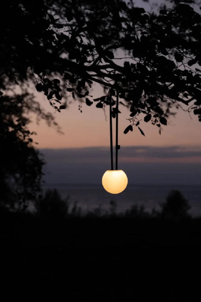Campo Libre Leni Sphere Lampe beim Bulli Camping in der Pause mit warmem Licht im Outdoor Einsatz