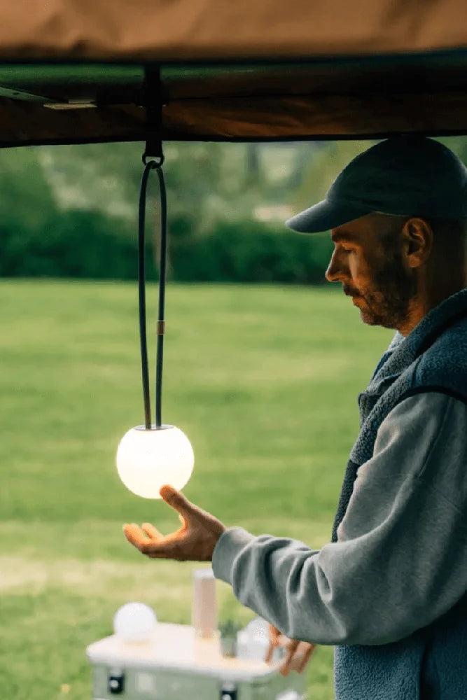 Campo Libre Leni Sphere Lampe beim Camping am Bulli T5 im Outdoor und Vanlife Einsatz