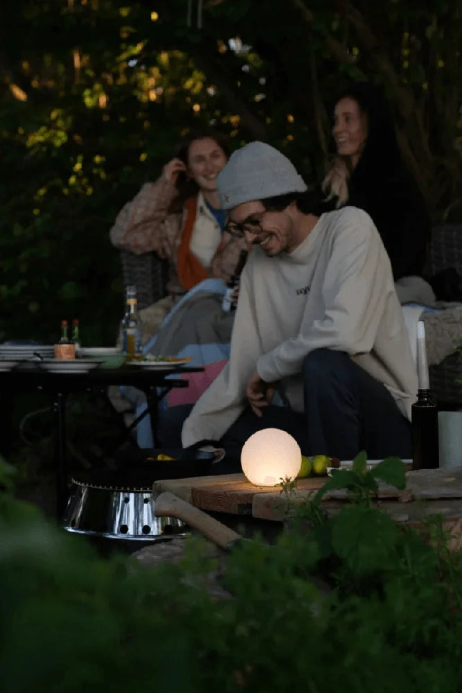 Campo Libre Leni Sphere Camping und Picknick Lampe in der Outdoor Kueche beim Vanlife Einsatz
