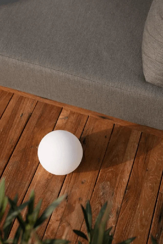 Campo Libre Leni Sphere Outdoor Lampe im warmen Abendlicht beim Camping und Vanlife