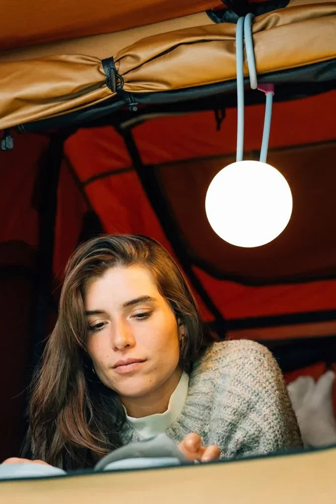 Campo Libre Leni Sphere Outdoor Lampe im Dachzelt beim Camping und Vanlife Einsatz