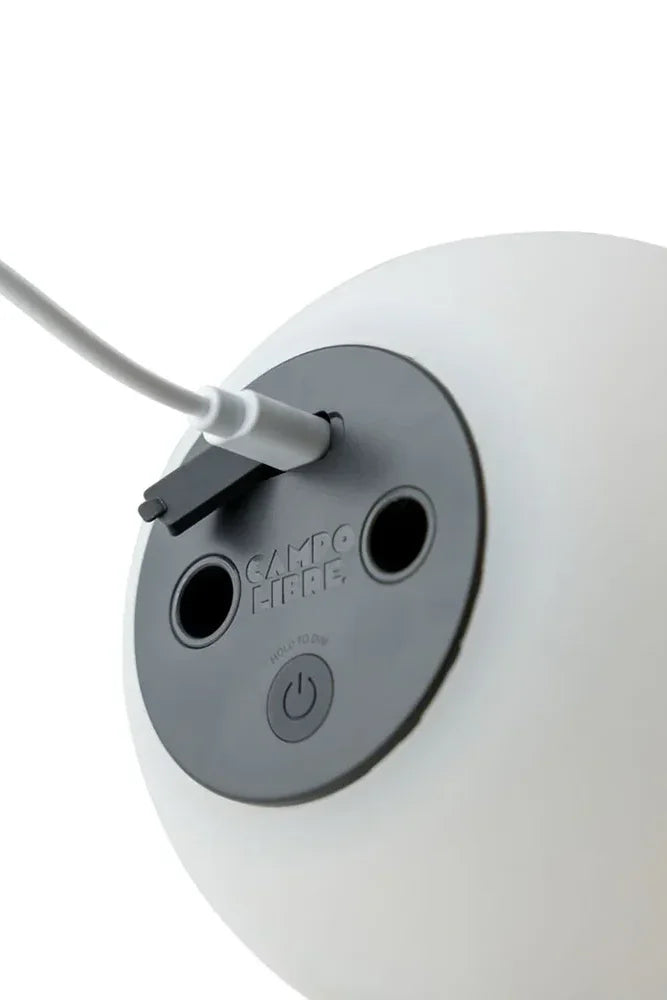 Campo Libre Leni Sphere Produktfoto mit Detail des USB C Anschluss fuer Camping Vanlife und Outdoor