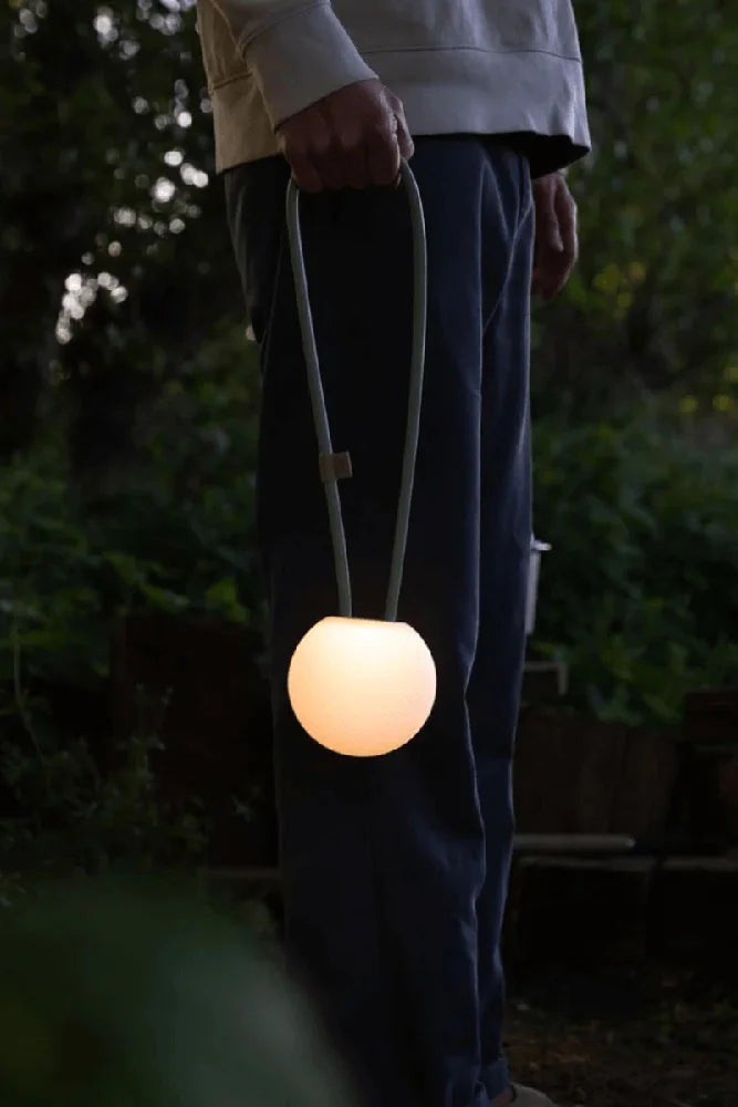 Campo Libre Leni Sphere Lampe beim Vanlife im Wohnmobil im Outdoor Einsatz