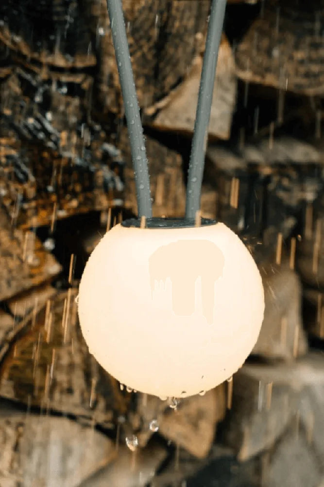 Campo Libre Leni Sphere Lampe wasserdicht beim Camping auf dem Campingplatz im Outdoor Einsatz