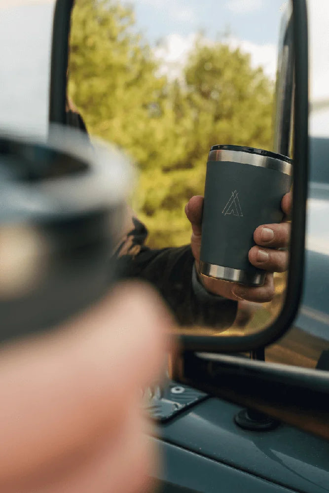 Campo Libre Thermobecher Bono 350ml in Moss Green und Deep Grey beim Kaffee im Vanlife im Wohnmobil