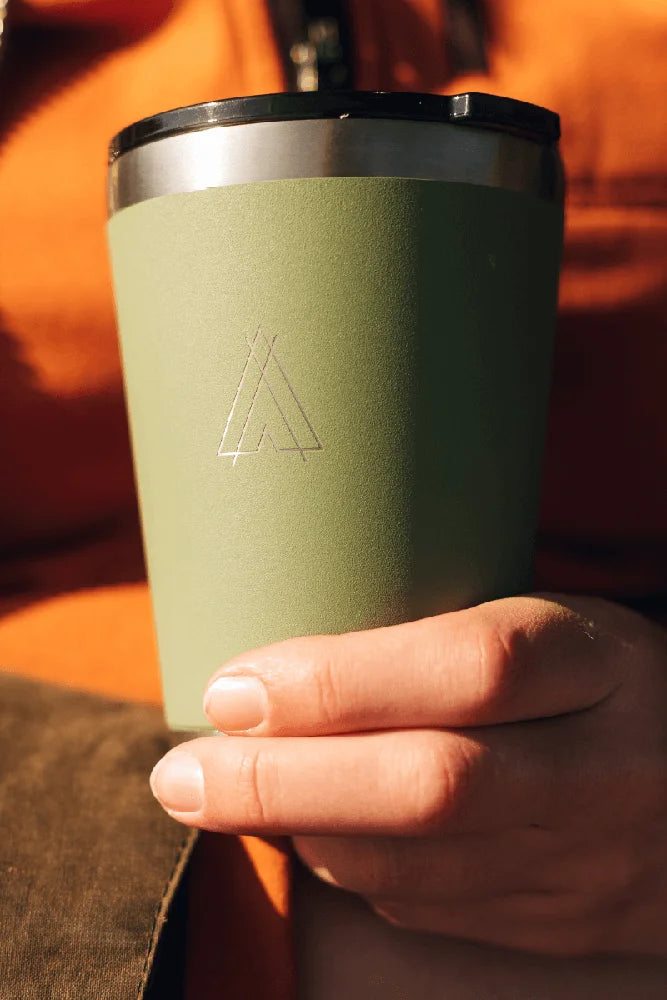 Campo Libre Thermobecher Bono 350ml in Moss Green beim Picknick in der Natur im Outdoor Einsatz