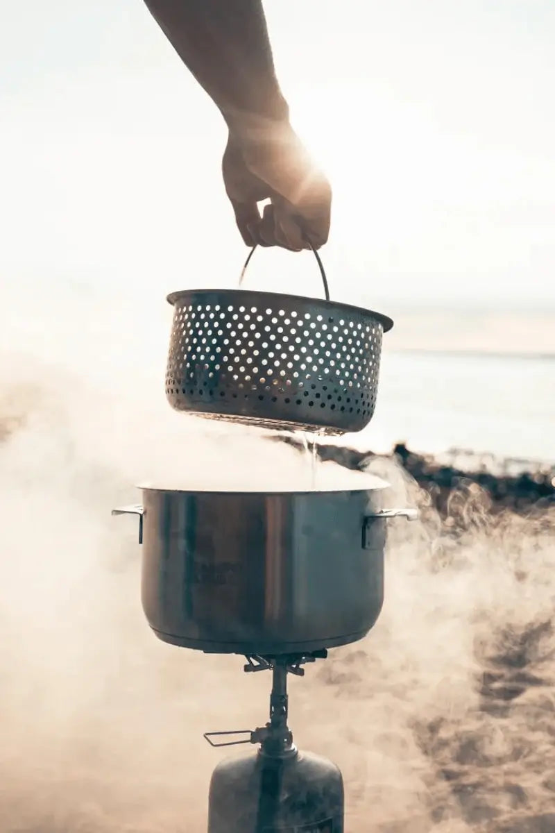 campolibre enzo xl kochset am campingherd outdoor kochgeschirr aus edelstahl beim kochen unterwegs