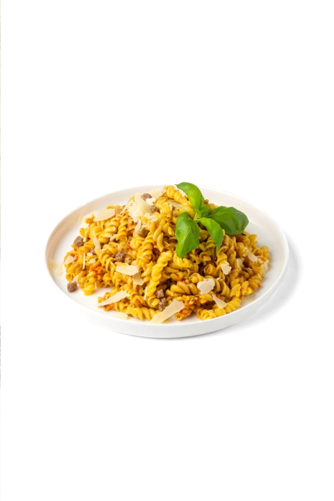 Cremige Pasta mit Rindfleisch als praktische Camping-Mahlzeit von Food Force für Outdoor-Abenteuer