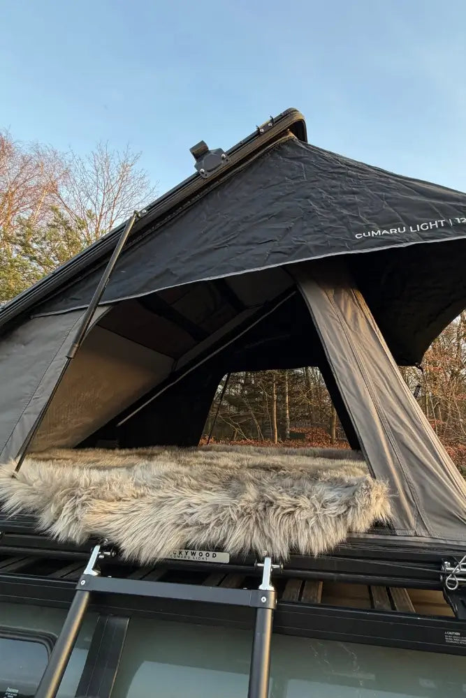 Dachzeltfell beim Schlafen im Dachzelt – effektiver Kälteschutz und wärmende Isolierung beim Camping.