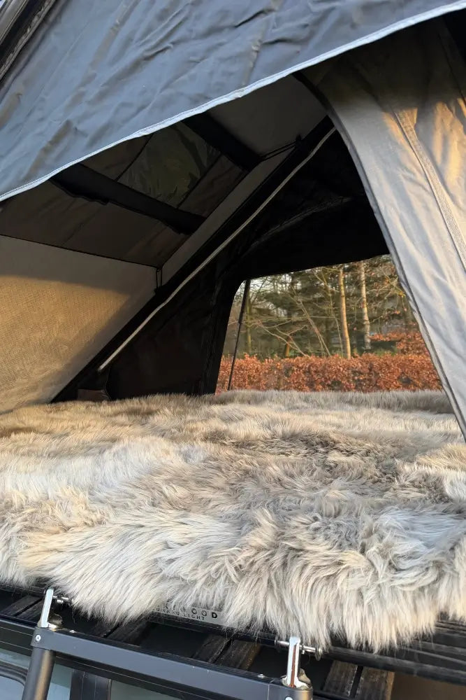 Dachzeltfell im Dachzelt montiert – verbesserte Wärmeisolierung und mehr Komfort beim Camping.