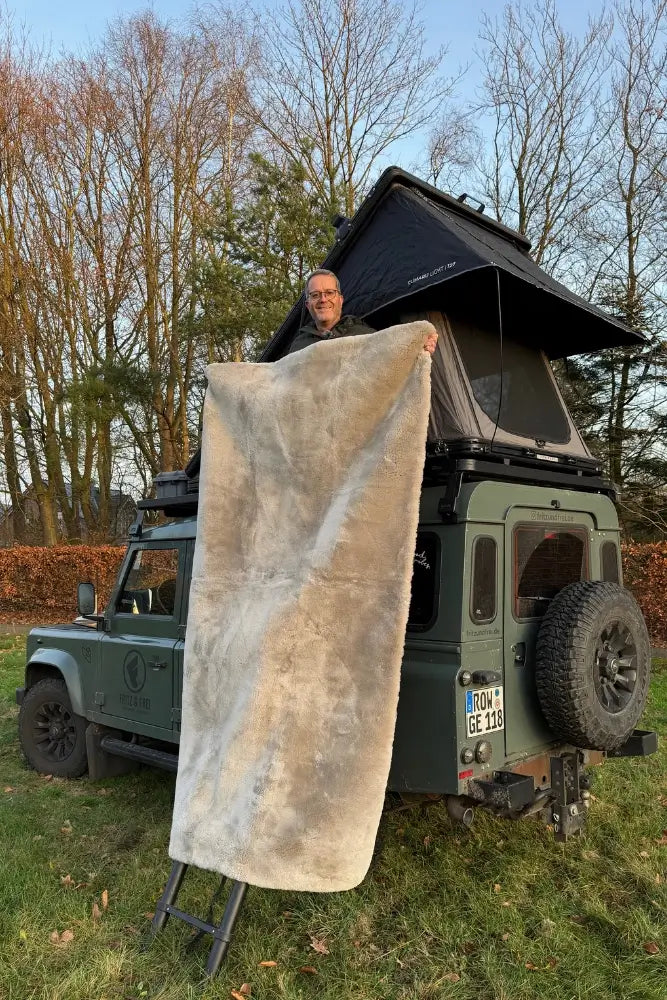 Dachzeltfell als Winterisolierung im Dachzelt-Innenraum – sorgt für Wärme und Komfort beim Camping.