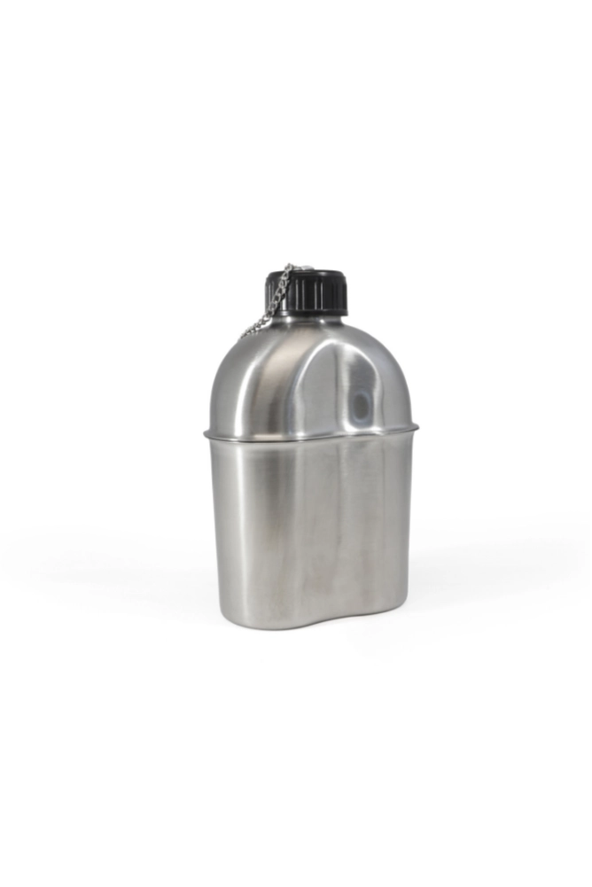 „Edelstahl Feldflasche freigestellt – robuste Outdoor Trinkflasche für Camping und Wandern“