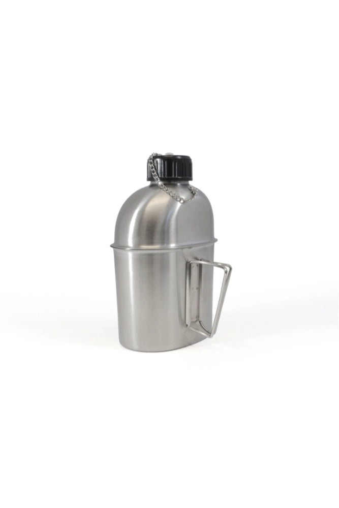 „Edelstahl Feldflasche im Becher freigestellt – platzsparend stapelbares Outdoor Set“