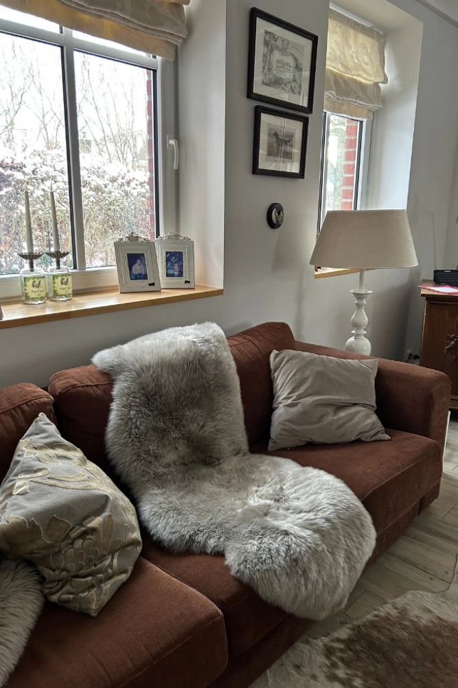 Fell XL – kuscheliges Schaffell auf dem Sofa für gemütlichen Wohnkomfort