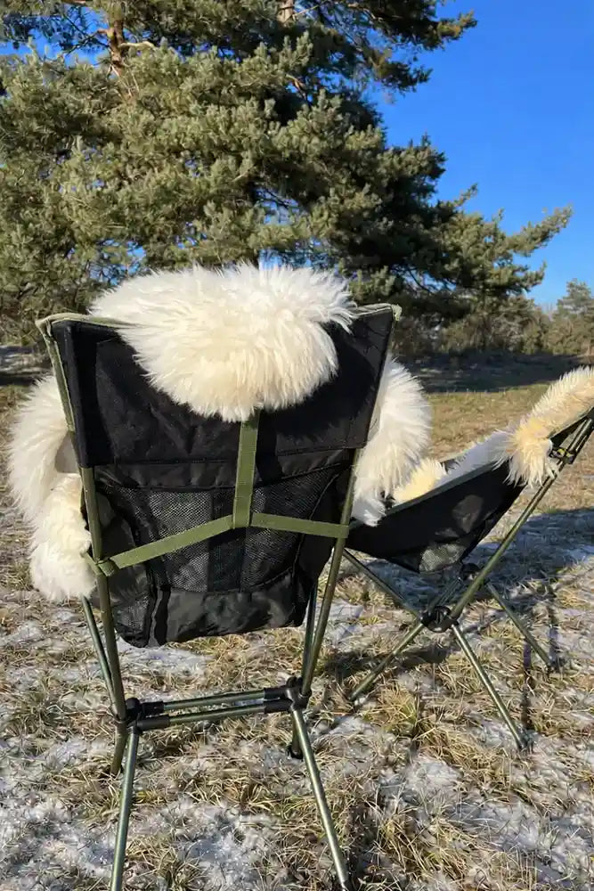 Verstellbarer Fellhalter in Oliv draußen mit Schaffell – stabiler Halt für Schaffell und Ausrüstung bei Outdoor-Einsätzen.