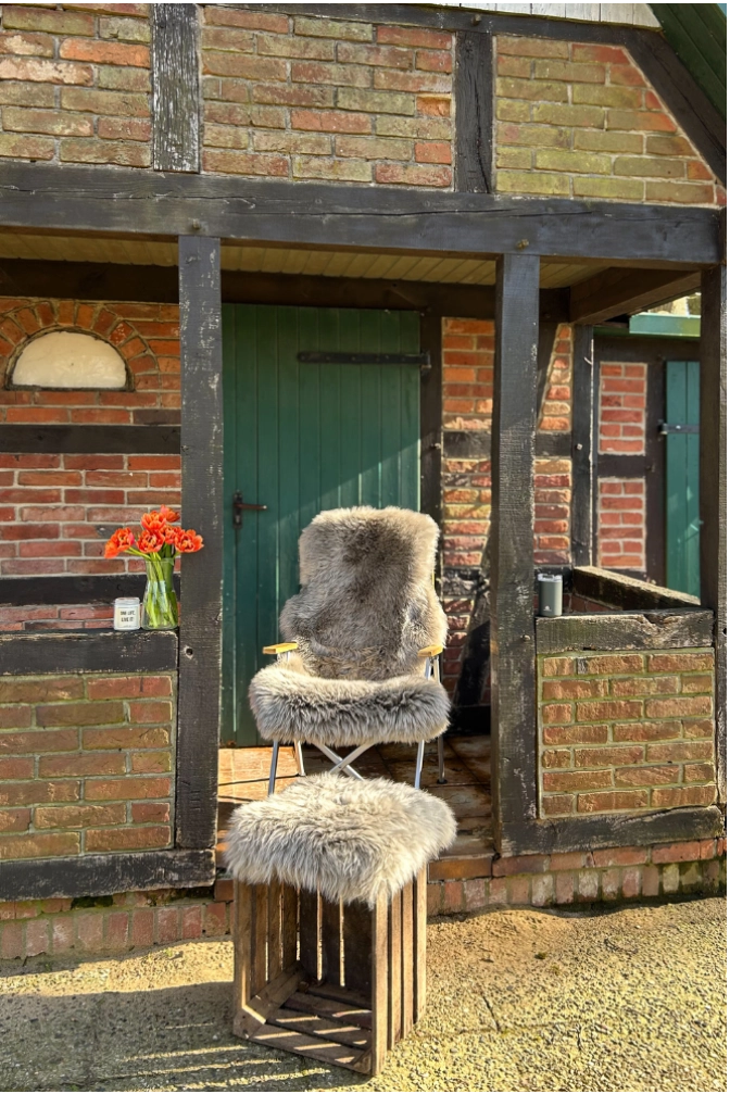 Fellschmiede Schaffell-Sitzauflage aus Australien – Merino-Schaffell warm und gemütlich für Van, Campingstuhl und Zuhause