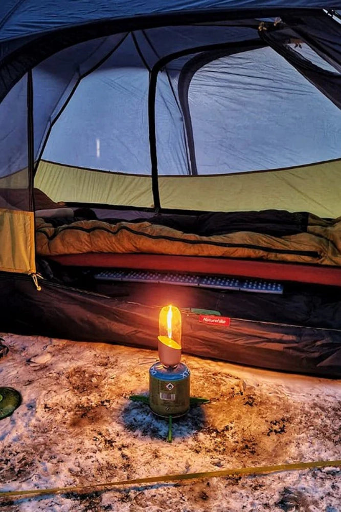 Fire Maple Gaslaterne im Zelt beim Camping – warmes Licht für Outdoor