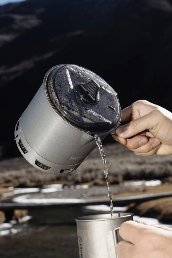 Fire Maple Petrel G2 Topf beim Ausgießen von Wasser – Camping Kochgeschirr