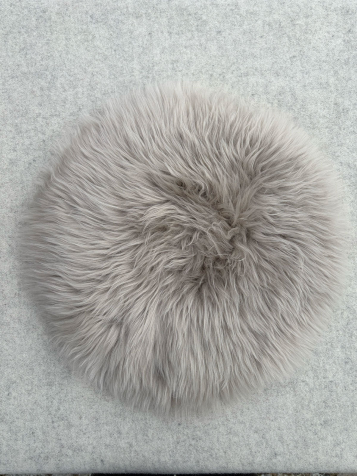 Runde Schaffell Sitzauflage in Platingrau, 35 cm Durchmesser, aus Merino Lammfell, für Stuhl und Bank