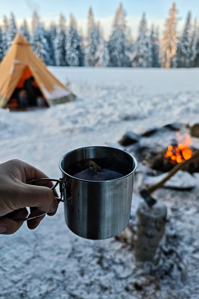 Edelstahl-Becher von Fritz & Frei im Bushcraft-Einsatz – vielseitiger Campingbecher für Outdoor-Touren.