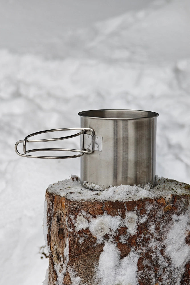 Edelstahl-Trinkbecher von Fritz & Frei beim Camping – robuster Outdoor-Becher für heiße und kalte Getränke.